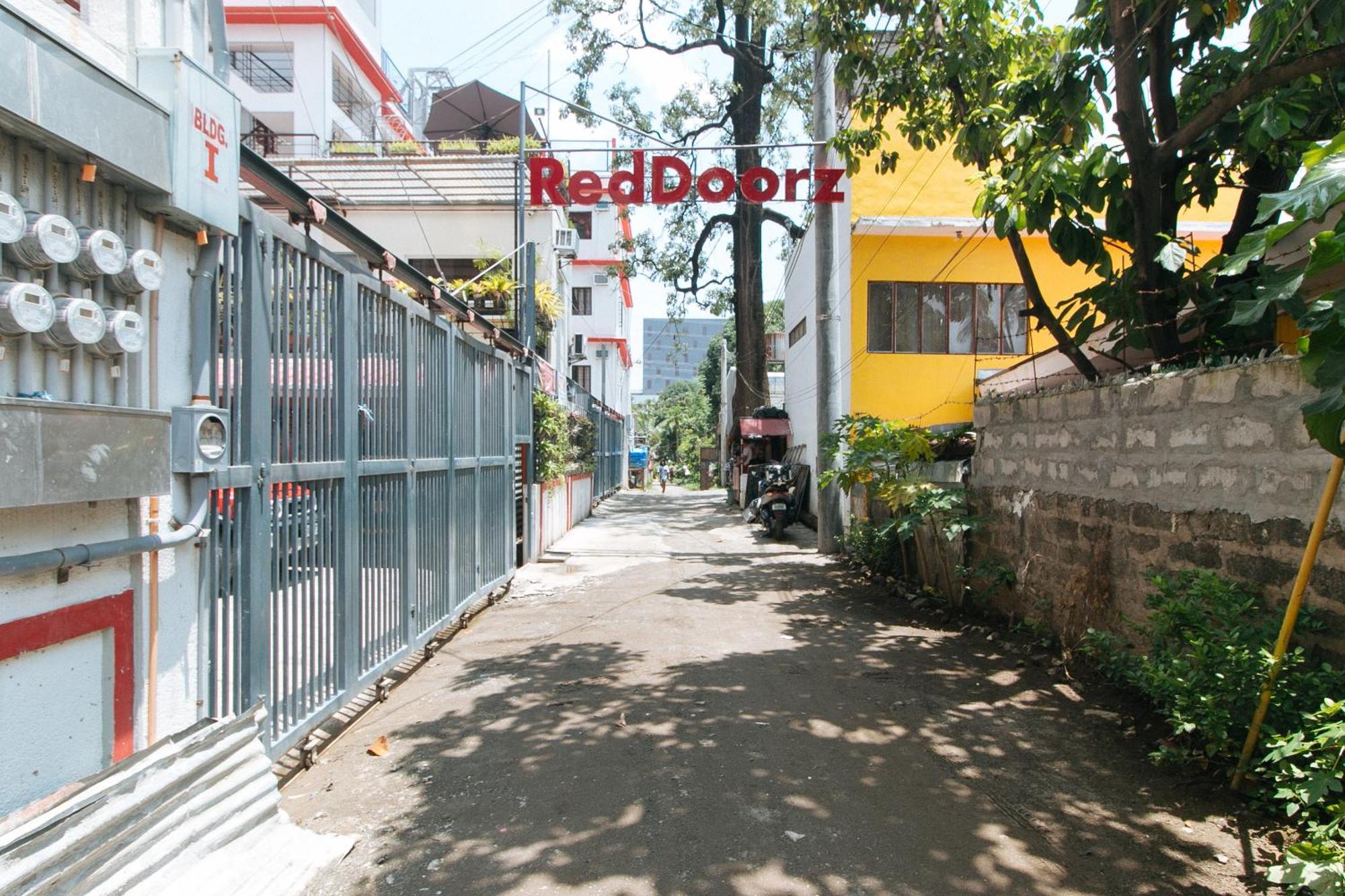 Hotel RedDoorz near Tambo Quirino Avenue - Vaccinated Staff Paranaque City Exterior foto