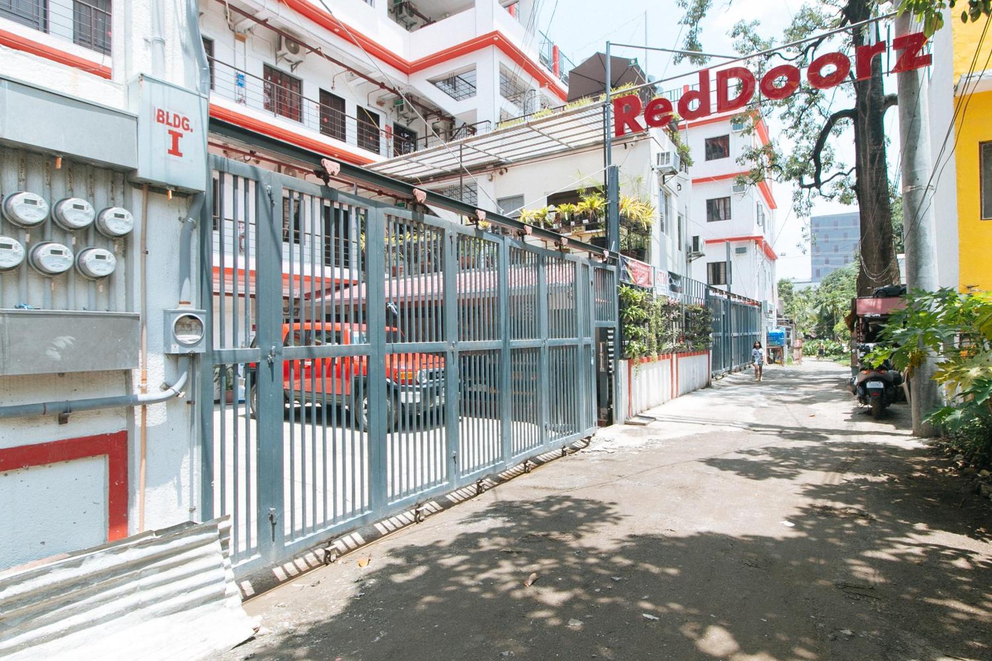 Hotel RedDoorz near Tambo Quirino Avenue - Vaccinated Staff Paranaque City Exterior foto